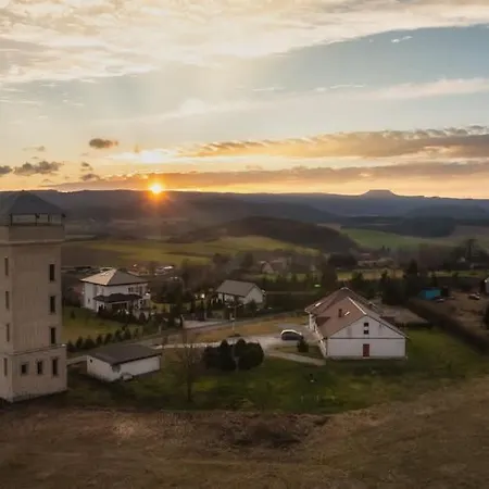 Wataha Pod Basztami - Alfa - Caloroczne Feriehus *